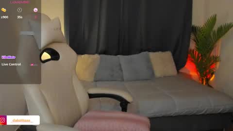 dakottaa__ online show from April 23, 2:52 am