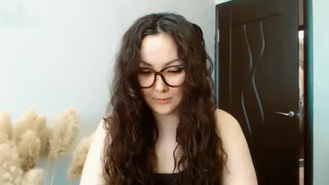 Snapshot of dalidayes chatting on March 1, 8:13 am Dali online show from March 1, 8:13 am