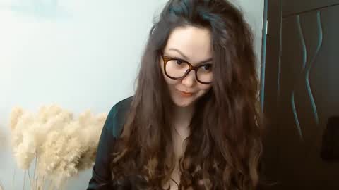 Snapshot of dalidayes chatting on December 29, 5:42 am Dali online show from December 29, 5:42 am
