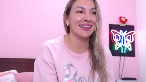 Snapshot of danika_bellaa chatting on December 15, 1:46 am K A R O L online show from December 15, 1:46 am