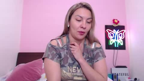 Snapshot of danika_bellaa chatting on February 20, 2:18 am K A R O L online show from February 20, 2:18 am