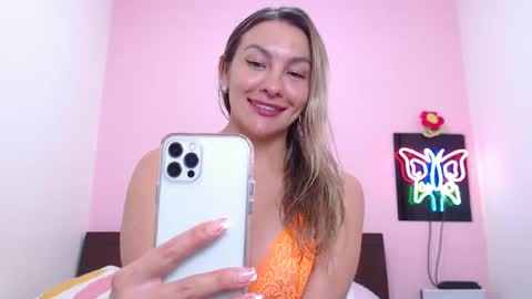 Snapshot of danika_bellaa chatting on December 14, 2:33 am K A R O L online show from December 14, 2:33 am