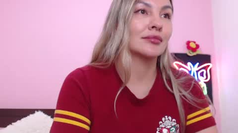 Snapshot of danika_bellaa chatting on December 17, 1:29 am K A R O L online show from December 17, 1:29 am