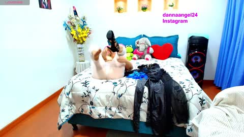 Snapshot of danna_angel chatting on February 6, 10:43 pm Danna online show from February 6, 10:43 pm