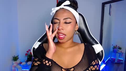 Snapshot of danna_schmidt23 chatting on December 13, 7:37 am Danna online show from December 13, 7:37 am