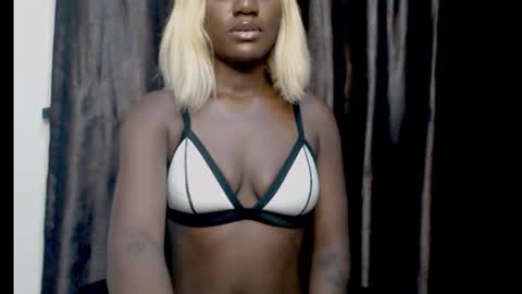 Snapshot of darkchocoxx chatting on September 21, 7:45 pm sexygal online show from September 21, 7:45 pm