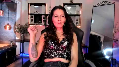 Snapshot of darkvelvetmistress chatting on September 26, 3:26 am Chris online show from September 26, 3:26 am