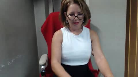 Snapshot of deepintoyourmind chatting on October 1, 9:03 am hi guys i m a cute milf i m here for good time and nice people pls be respectfool and enjoy me online show from October 1, 9:03 am