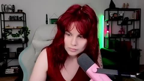 dellacrush_ online show from April 28, 5:06 pm