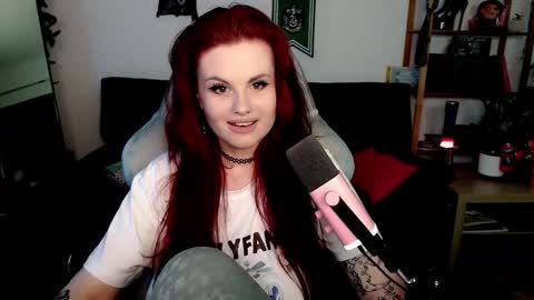 dellacrush_ online show from November 12, 5:44 pm