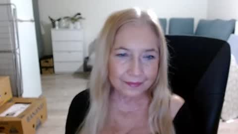 Snapshot of desiresofia chatting on December 17, 8:01 am S O F I A online show from December 17, 8:01 am