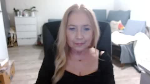 Snapshot of desiresofia chatting on December 29, 7:39 am S O F I A online show from December 29, 7:39 am