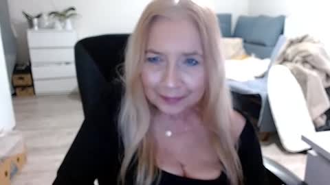 Snapshot of desiresofia chatting on December 21, 7:56 am S O F I A online show from December 21, 7:56 am