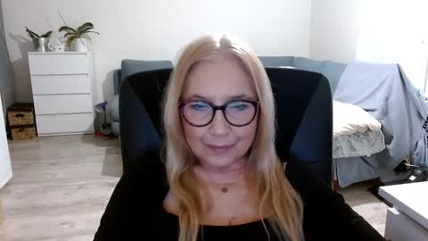 Snapshot of desiresofia chatting on December 12, 8:03 am S O F I A online show from December 12, 8:03 am