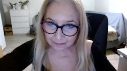 Snapshot of desiresofia chatting on December 12, 6:10 pm S O F I A online show from December 12, 6:10 pm