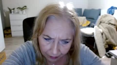 Snapshot of desiresofia chatting on December 18, 6:57 pm S O F I A online show from December 18, 6:57 pm