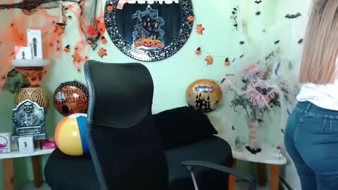 Snapshot of destinyhills_ chatting on October 16, 12:30 pm Destiny online show from October 16, 12:30 pm