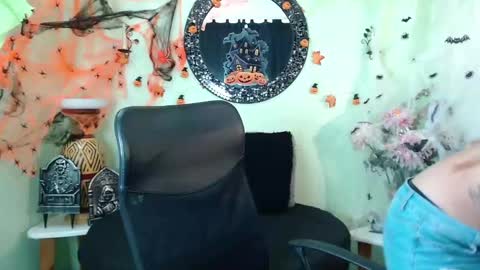 Snapshot of destinyhills_ chatting on October 9, 12:31 pm Destiny online show from October 9, 12:31 pm