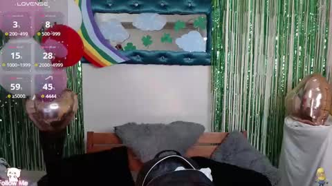 Snapshot of destinyhills_ chatting on March 5, 12:11 pm Destiny online show from March 5, 12:11 pm