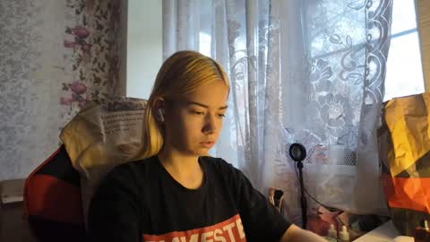 Snapshot of dinorahmroczkowski chatting on October 18, 9:34 am dinorahmroczkowski online show from October 18, 9:34 am