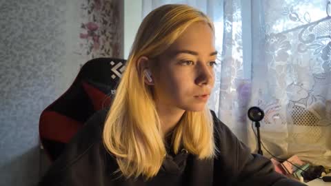 Snapshot of dinorahmroczkowski chatting on October 8, 8:07 am dinorahmroczkowski online show from October 8, 8:07 am