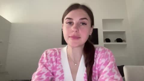 Snapshot of divine_beauty_girl chatting on March 6, 10:09 am Valerie online show from March 6, 10:09 am