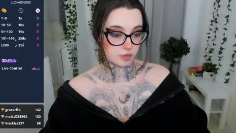 dixipixi_ online show from April 26, 1:42 pm