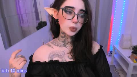 dixipixi_ online show from September 14, 7:39 am