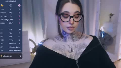 dixipixi_ online show from April 9, 6:30 am