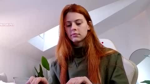 Snapshot of doll_lesli chatting on October 19, 9:55 am Your doll Lesli online show from October 19, 9:55 am