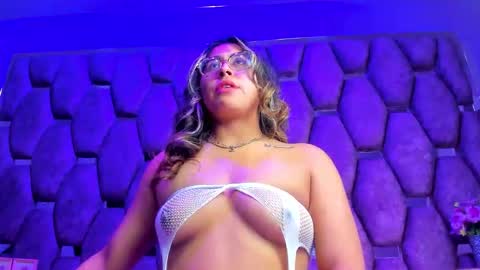 Snapshot of dollyjuicy1 chatting on October 19, 5:31 am dollyjuicy1 online show from October 19, 5:31 am