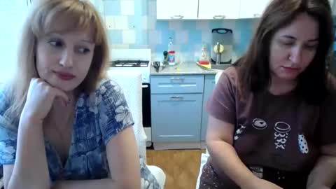 Snapshot of donnalimadonna chatting on December 10, 8:19 am Tatiana 43 curvy sexy body and Joanna redhead 39 years online show from December 10, 8:19 am