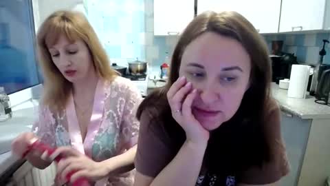 Snapshot of donnalimadonna chatting on December 9, 6:13 am Tatiana 43 curvy sexy body and Joanna redhead 39 years online show from December 9, 6:13 am