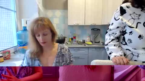 Snapshot of donnalimadonna chatting on December 12, 7:52 am Tatiana 43 curvy sexy body and Joanna redhead 39 years online show from December 12, 7:52 am