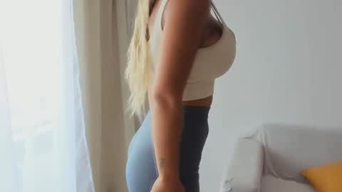 Snapshot of donnna19 chatting on February 26, 12:16 pm Donatella online show from February 26, 12:16 pm