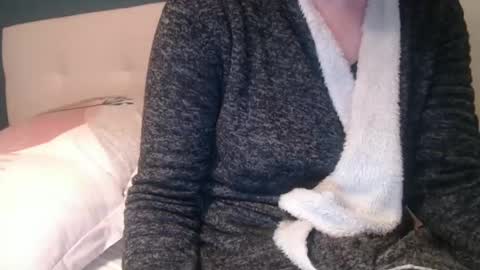Snapshot of douce_elsa chatting on February 21, 6:37 pm Douce Elsa online show from February 21, 6:37 pm