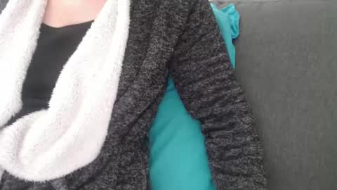 Snapshot of douce_elsa chatting on February 1, 12:37 pm Douce Elsa online show from February 1, 12:37 pm