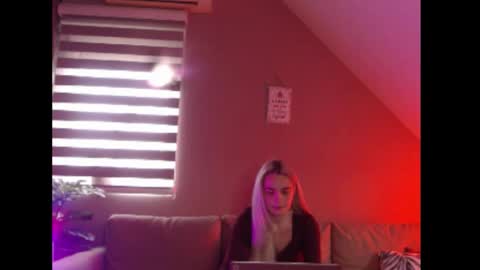 A girl online show from February 5, 8:06 am