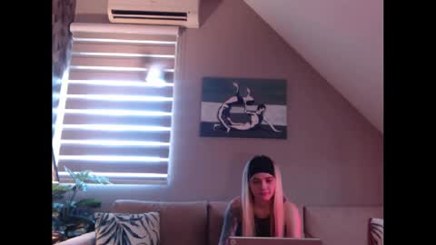 A girl online show from February 21, 8:17 am