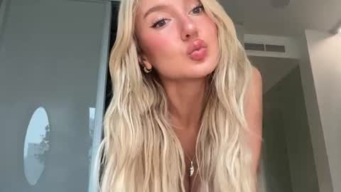 Lilah  online show from July 3, 12:16 am