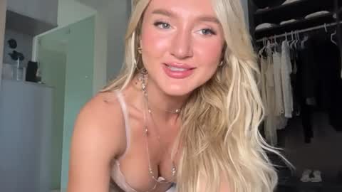 Lilah  online show from June 20, 12:03 am