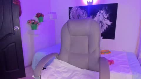 Snapshot of ebony_katterin chatting on January 21, 7:39 pm ebony_katterin online show from January 21, 7:39 pm