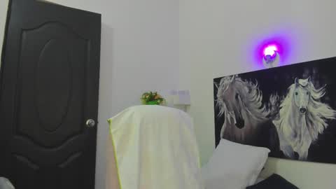 Snapshot of ebony_katterin chatting on February 21, 7:10 pm ebony_katterin online show from February 21, 7:10 pm