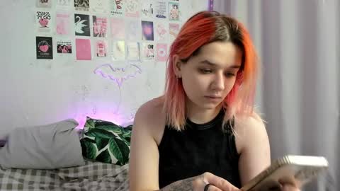 Snapshot of edna_dana chatting on December 23, 6:27 pm Edna online show from December 23, 6:27 pm