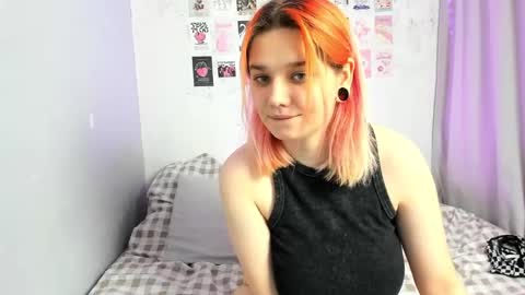 Snapshot of edna_dana chatting on December 19, 7:18 pm Edna online show from December 19, 7:18 pm