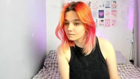 Snapshot of edna_dana chatting on December 13, 5:43 pm Edna online show from December 13, 5:43 pm