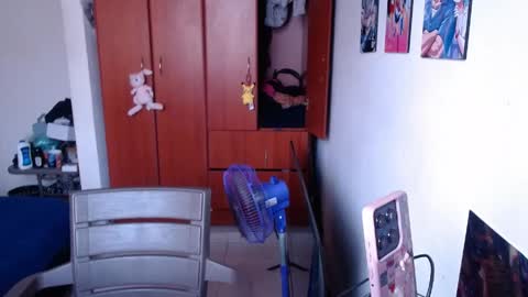 eimy_saenzz online show from April 25, 6:27 pm