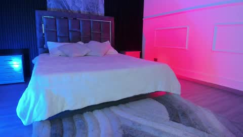 Eiryn Raven online show from April 9, 11:59 am