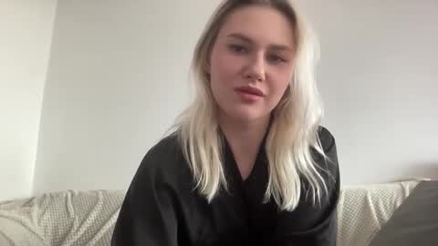 Snapshot of elaraluxxxe chatting on October 28, 11:05 am elaraluxxxe online show from October 28, 11:05 am