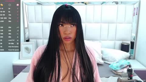 L A U R A online show from December 9, 7:18 pm